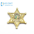 China venta al por mayor de metal en blanco aleación de zinc 3d en forma de estrella esmalte grabado chapado en oro personalizado insignia de sheriff personalizada